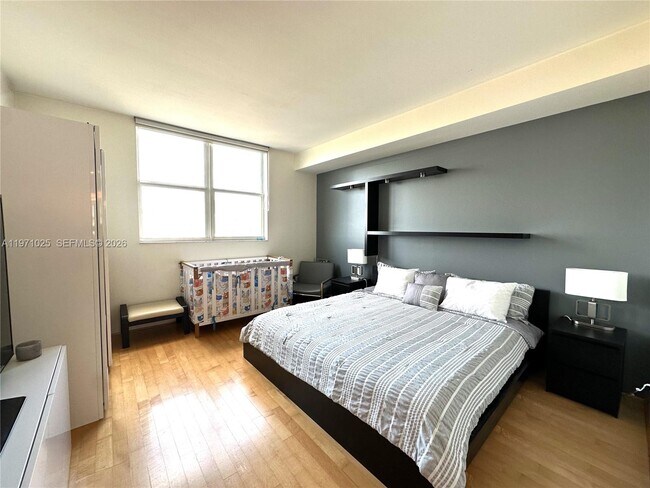 Building Photo - 2475 Brickell Ave