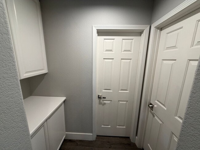 Building Photo - BEAUTIFUL 5BD/3BA TWO-STORY HOME W/ POOL IN HENDERSON. 3 CAR GARAGE!