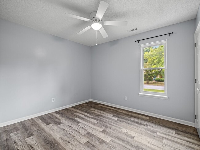 Building Photo - Charming 3 Bedroom Home!