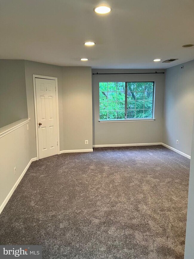 Building Photo - 5705 Chapman Mill Dr