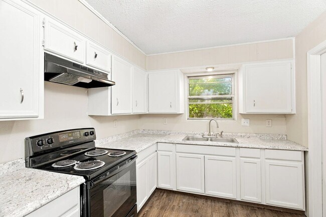 Building Photo - 2312 Hunt Dr