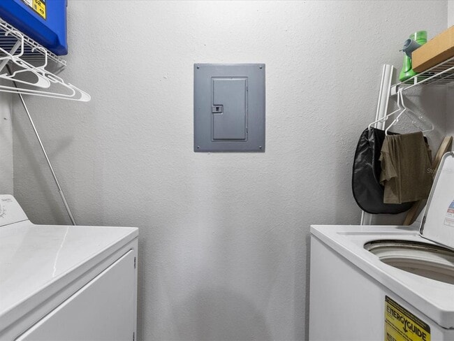 Building Photo - 2550 N Alafaya Trail