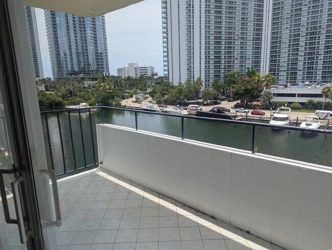 Building Photo - 220 Kings Point Dr