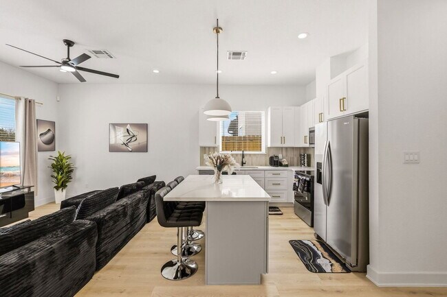 Building Photo - 6528 Weston St