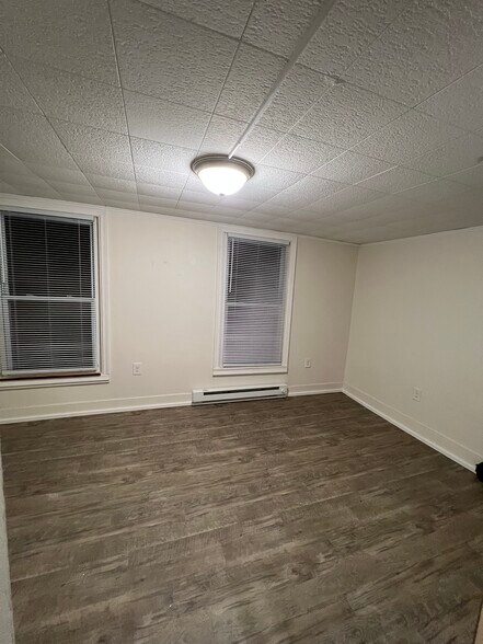 Building Photo - 11 E Pall Mall St