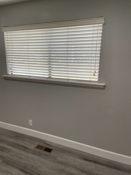 Building Photo - 502 Hope Ter