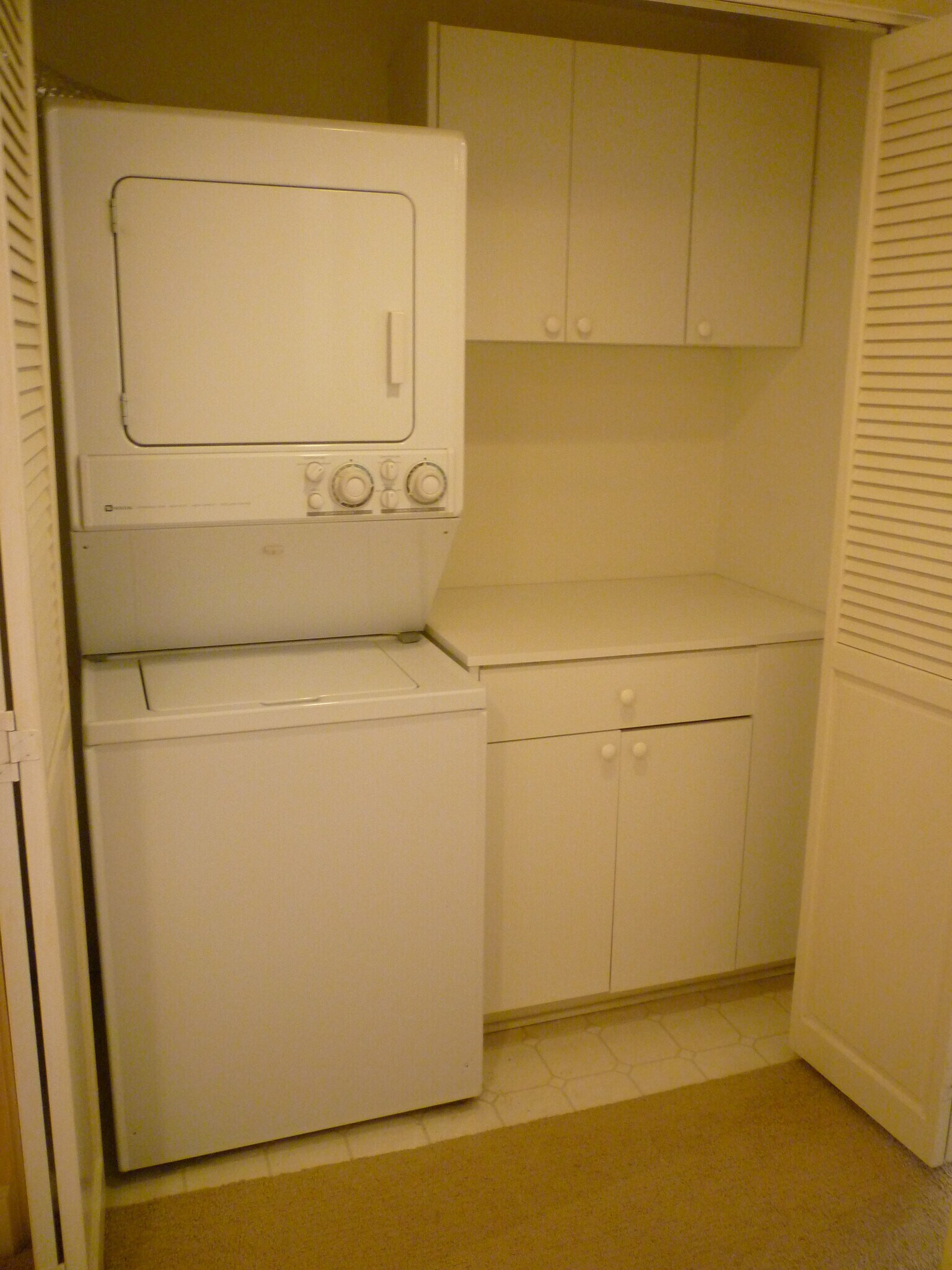 in-unit laundry - 937 12th St