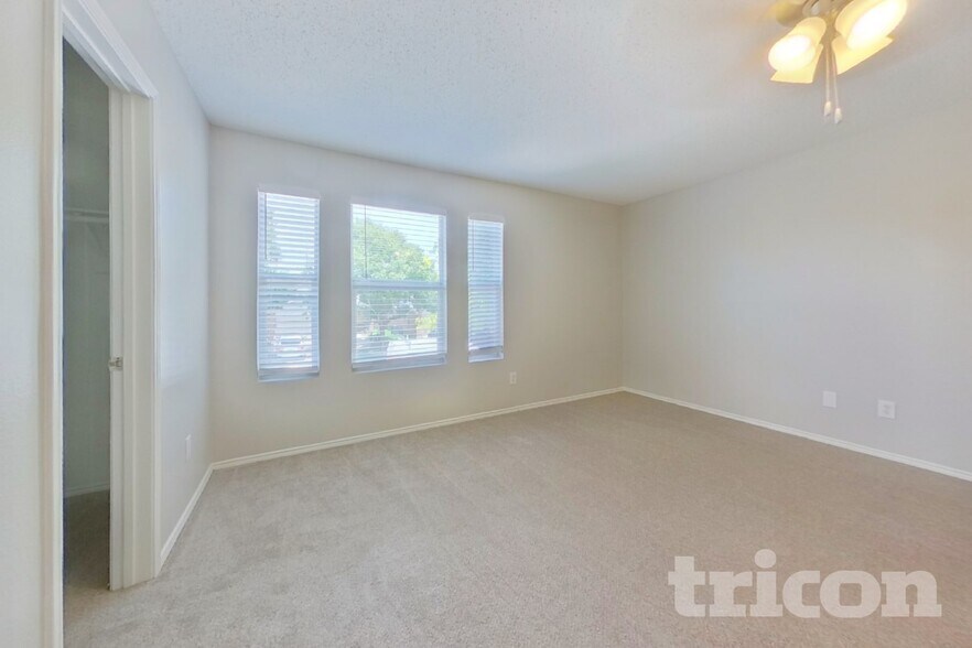 Building Photo - 4865 Waterford Dr