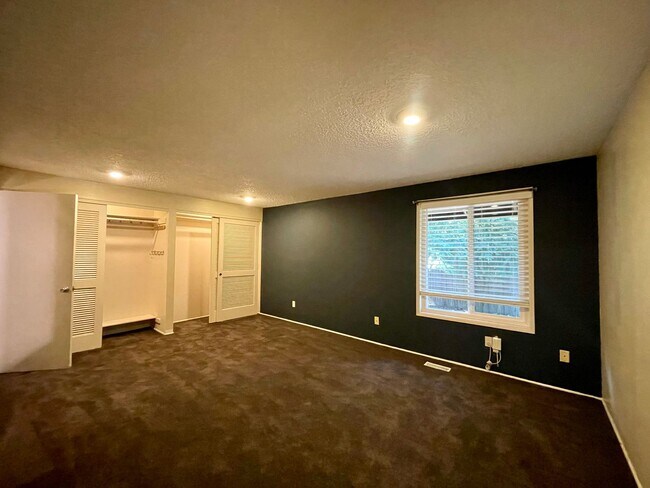 Building Photo - 15410 SW Peppermill Ct