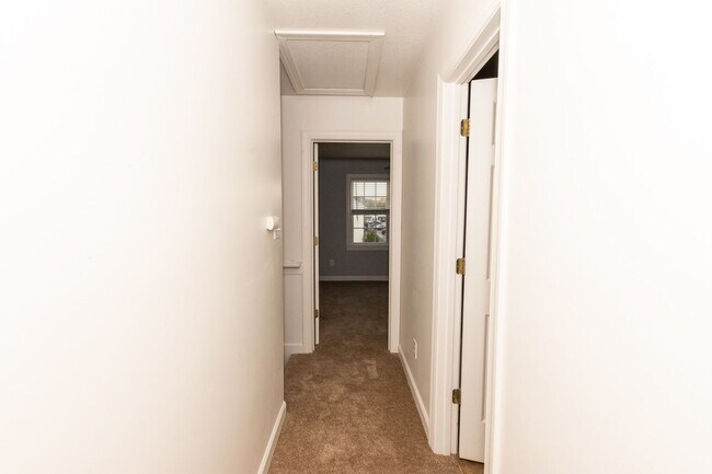 Building Photo - 104 Streamwood Dr