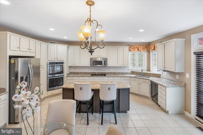 Building Photo - 1710 Stone Ivy Pl