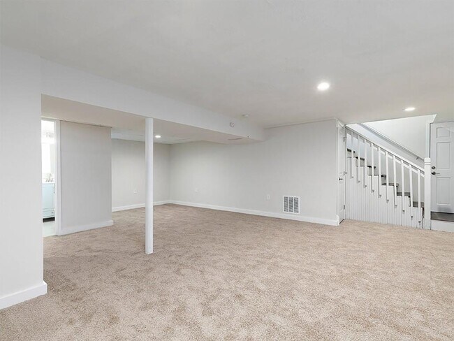 Building Photo - 2506 Kingsley Dr NE