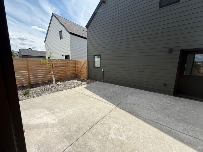 Building Photo - Single Family HOME with 3 Bedrooms 2 1/2 B...