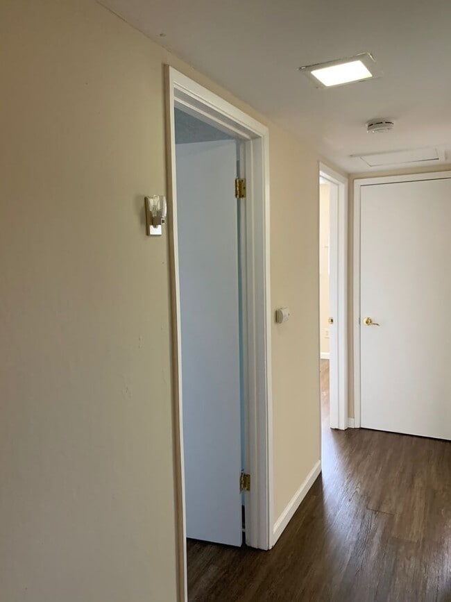 Building Photo - Excellent Value! Spacious Updated South Sa...