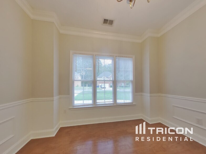 Building Photo - 3080 Kings Dr