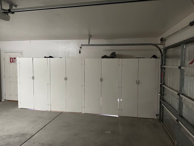 Building Photo - Henderson!!  Solar Panels!! Tankless Hot w...