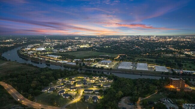 Building Photo - "Spacious 4-Bed, 4-Bath Gem in Nashville -...