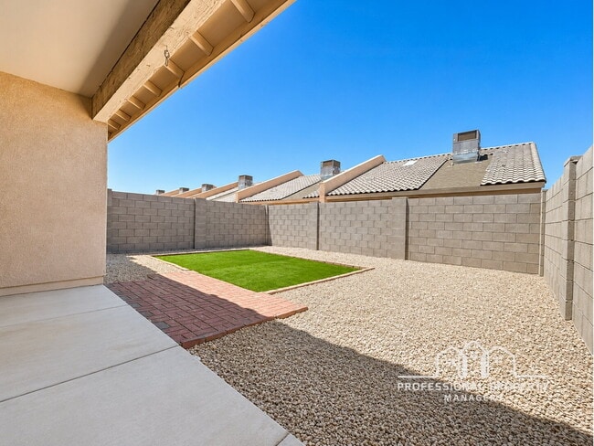 Building Photo - For Rent: 3-bedroom, 2-bathroom home in Desert Sky