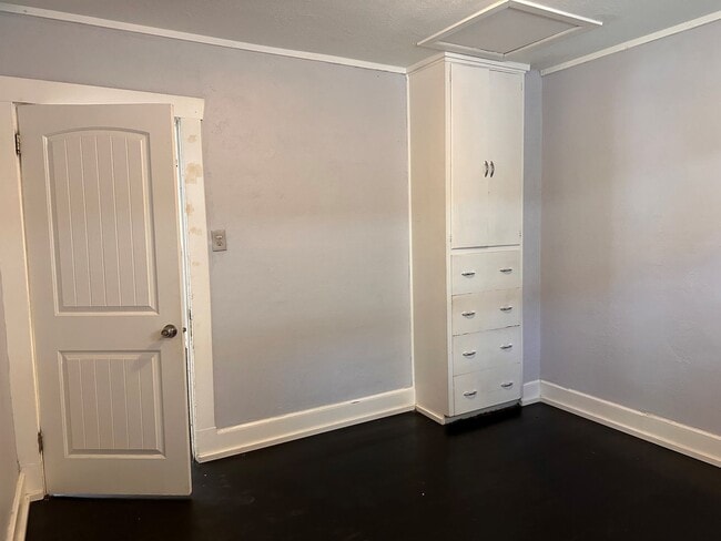 Building Photo - 3 Bedroom Home Across From Trolley Square