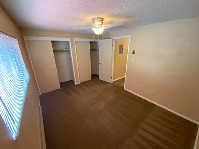Building Photo - Two Bedroom Town Home on Florida Rd.