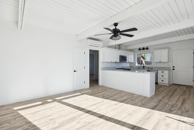 Building Photo - Creston Dr. Duplex