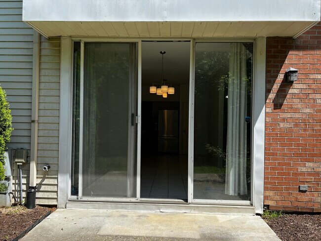 Building Photo - 1556 Darien Lakes Dr