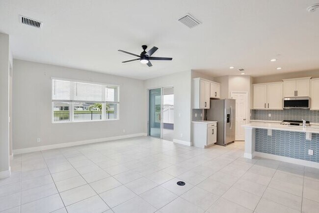 Building Photo - Elegant 5/3 Wilshire Model House with Cove...