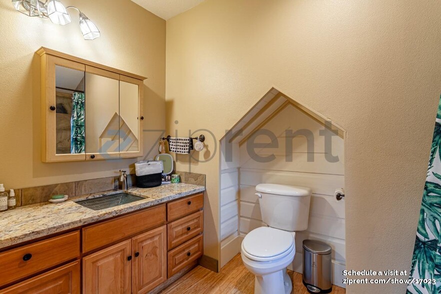 Building Photo - Unit A