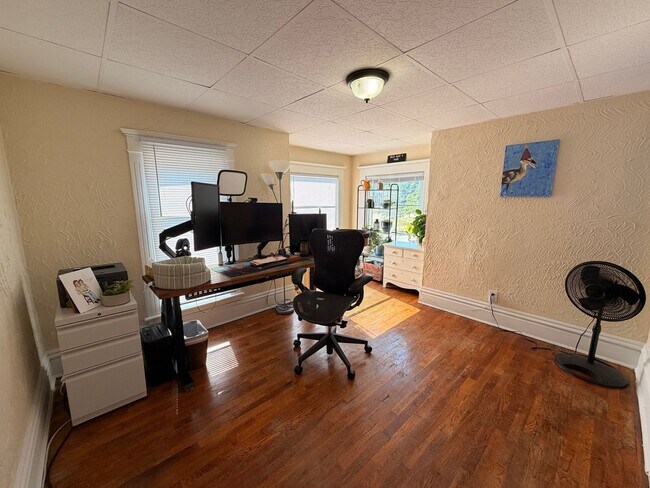 Building Photo - Charming Four Bedroom Home on SE Side!