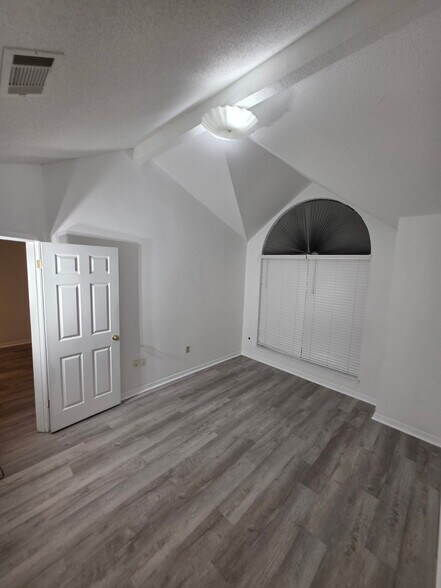 Building Photo - 8 Viking Dr NW
