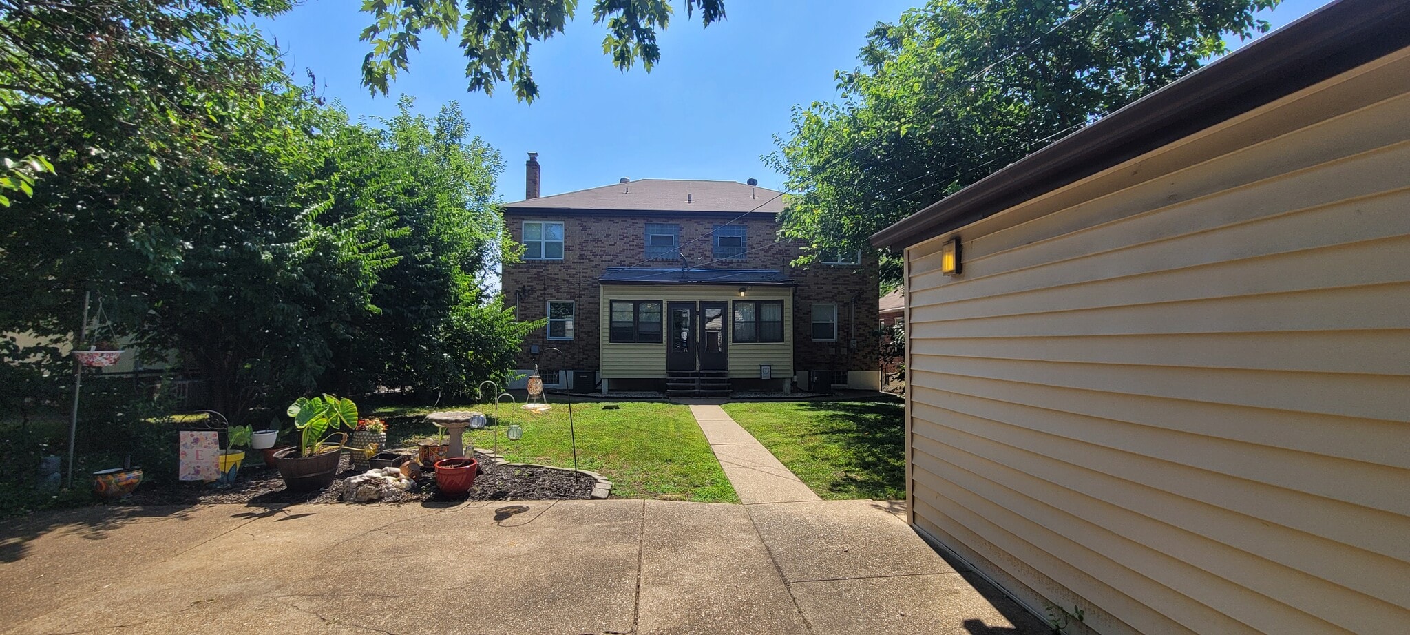 Summer time at Lawn - 3443 Lawn Ave