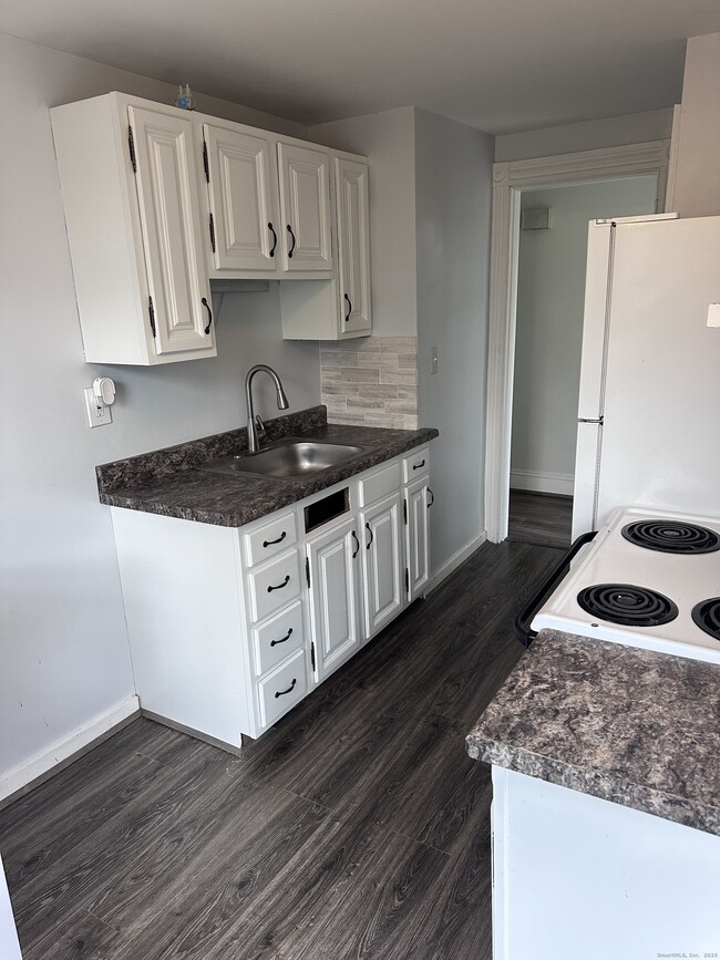 Building Photo - 941 E Broadway