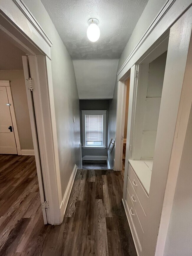 Building Photo - Three bedroom one bathroom home for rent