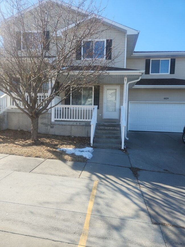 Building Photo - South Lincoln Townhouse with 4 bedrooms, 2 1/2 baths, and 2 stall garage.