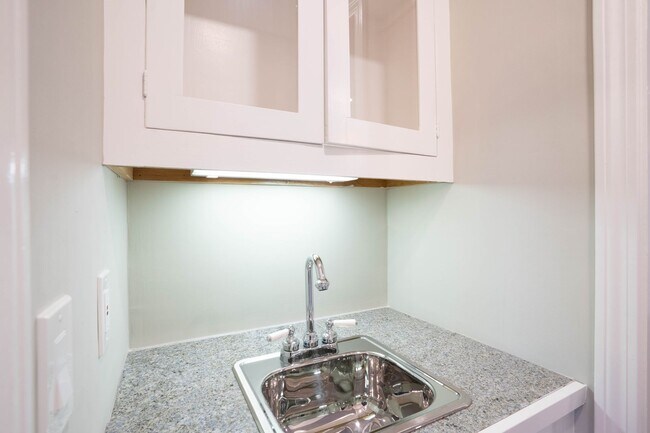 Building Photo - Entire House on 1 Acre of Land! - 8 Bedroom