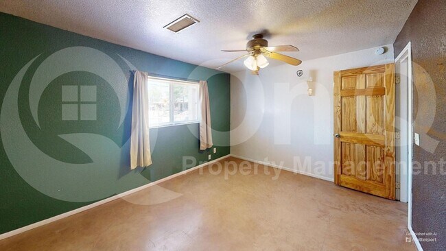 Building Photo - 906 E Halcyon Rd