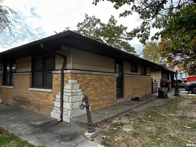 Primary Photo - 4417 N University St