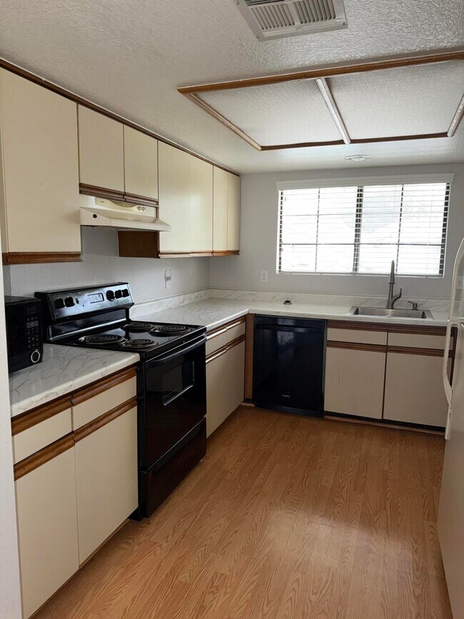 Building Photo - 2701 E Mesquite Ave