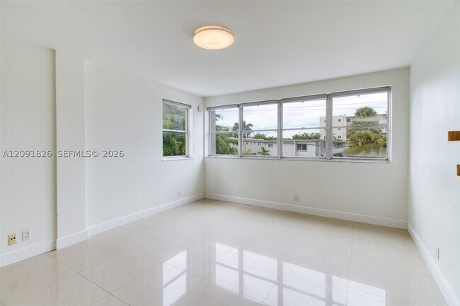 Building Photo - 9381 E Bay Harbor Dr