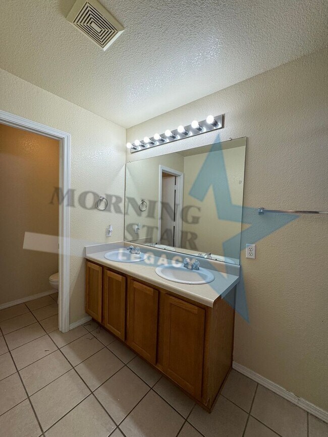 Building Photo - LARGE 4 bed home!