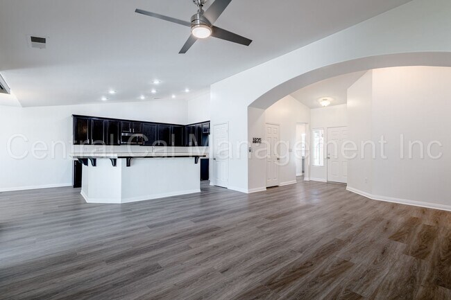 Building Photo - 4 Bedroom/2 Bath Home in the Southwest - $...