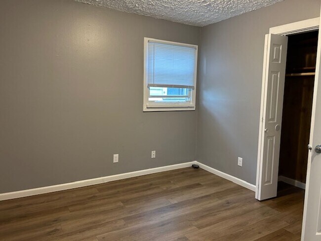 Building Photo - 3 Bedroom, 2 Bath Ranch Home w/Central Air