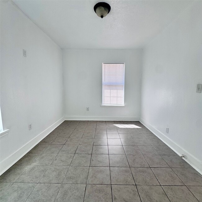 Building Photo - 116 E Jack Ave