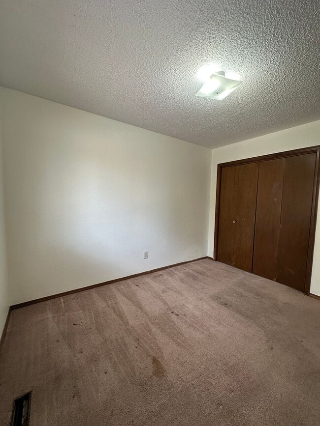 Building Photo - Lovely 4 bedroom house avail now