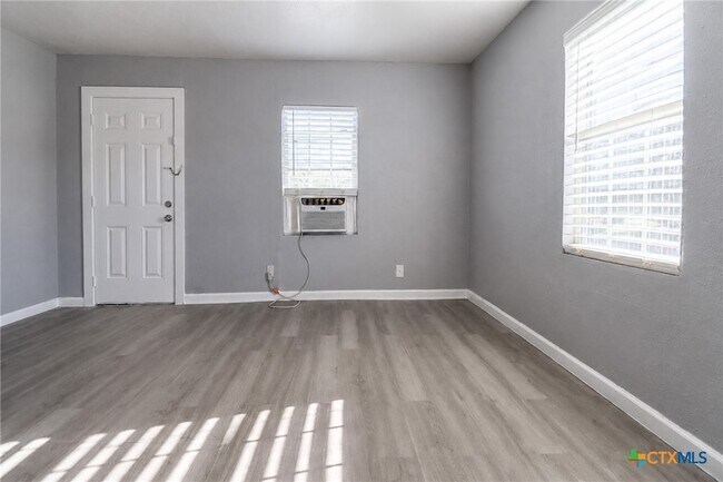 Building Photo - 122 W Avenue A