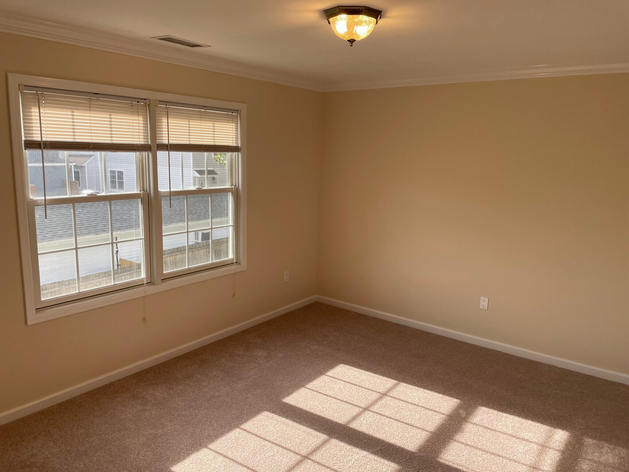 Building Photo - 292 Hemlock Ter