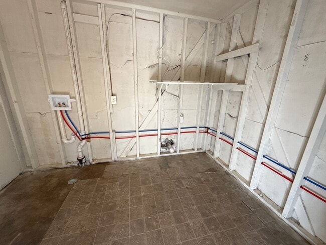 Building Photo - Country and City Side Home