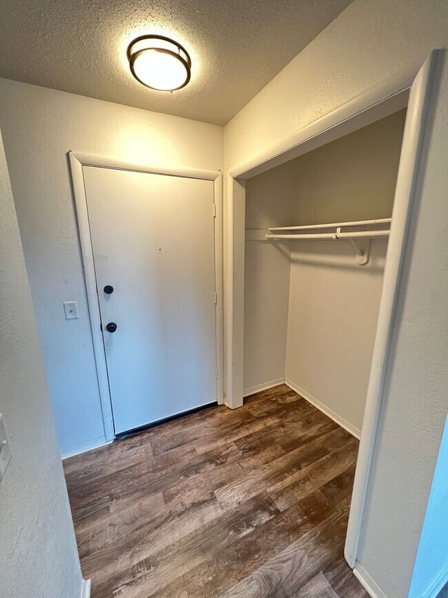 Building Photo - Renovated 2 Bedroom Apartment - AVAILABLE AUGUST!