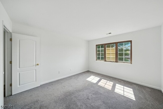 Building Photo - 31 Hickory Ln