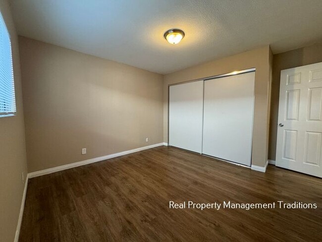 Building Photo - Spacious 2 + 1 Apartment in Palmdale